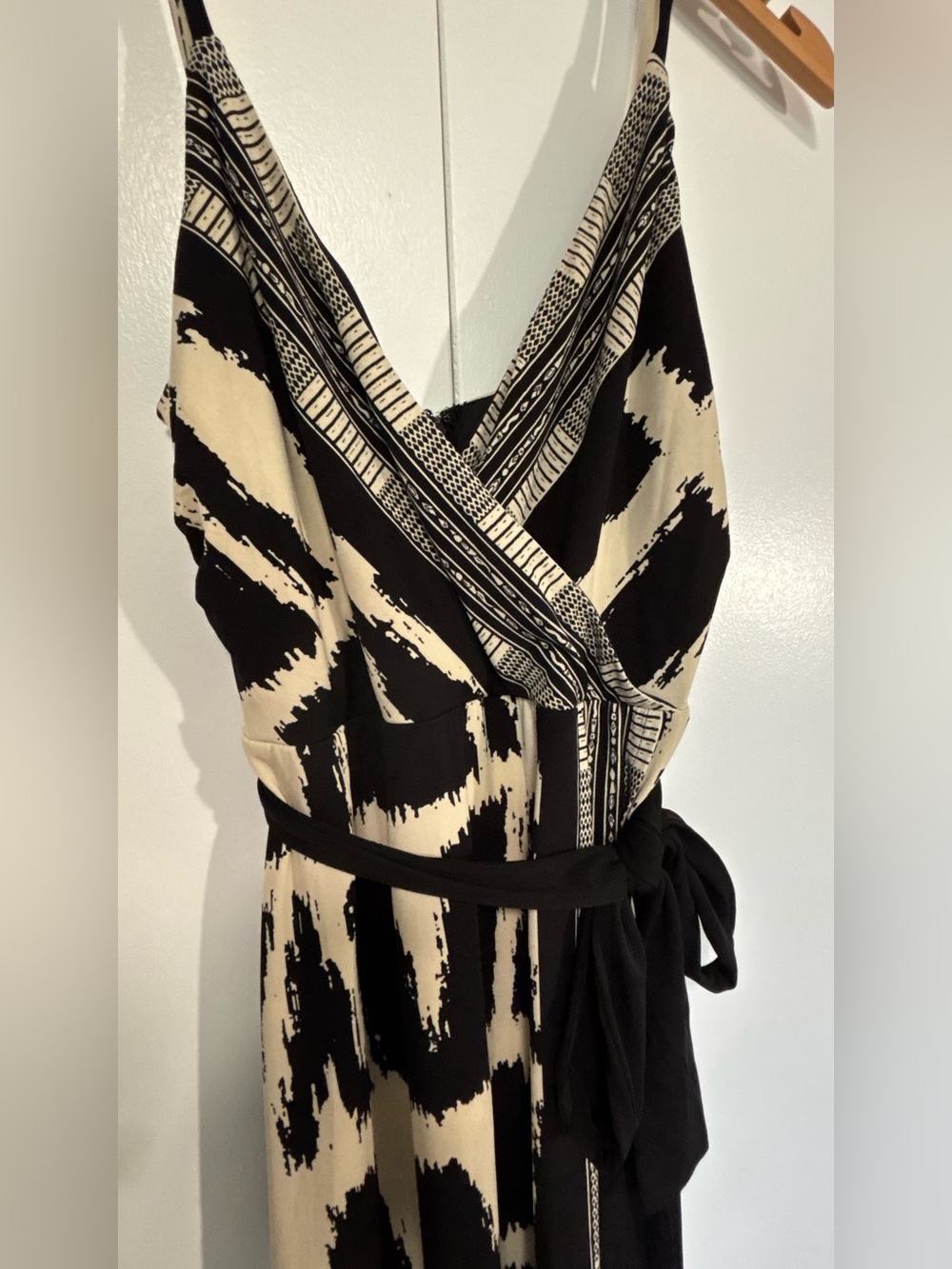 Le Chateau Abstract Print Black and Cream V-Neck Maxi Summer Dress Side Slit - Picture 2 of 7